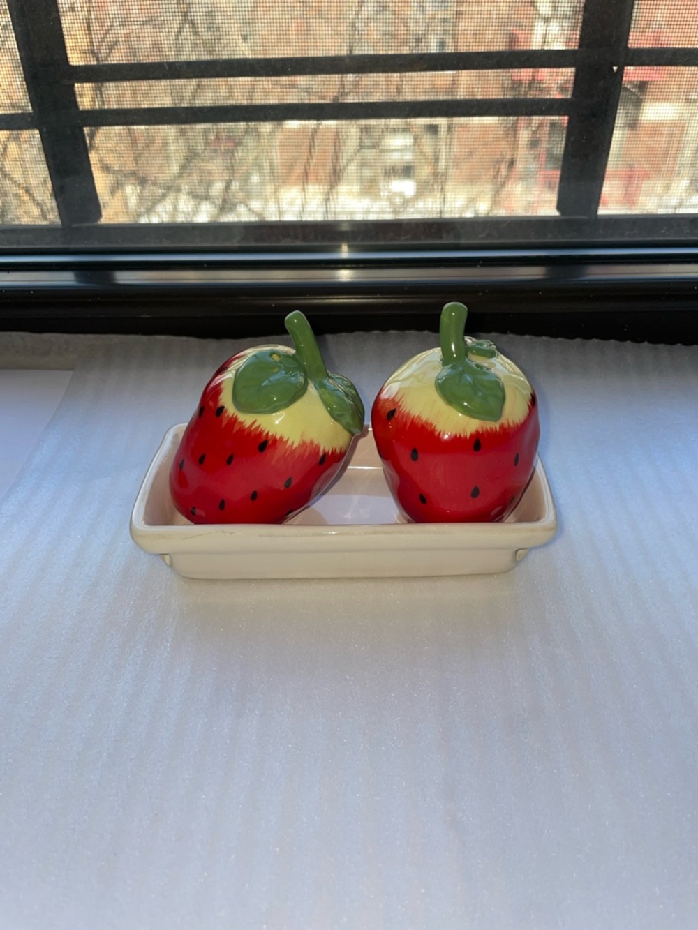 ❤️NWT Anthropologie Strawberry Salt & Pepper Shakers🍓 - Picture 6 of 7